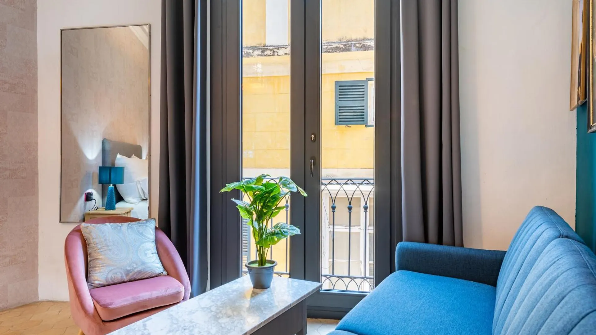 Dog Admiral - Urban Guest House Palma Spanien